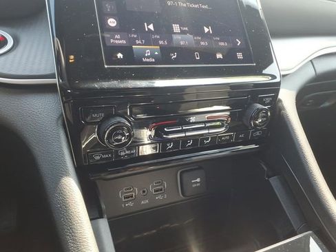 Used 2025 Jeep Grand Cherokee Laredo image 16