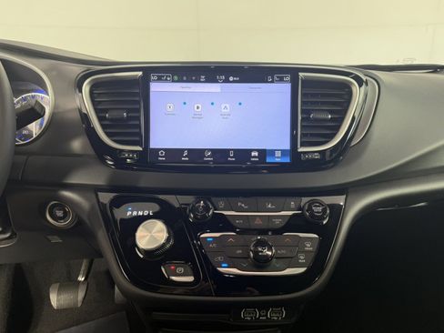 Used 2025 Chrysler Pacifica Select FWD image 20