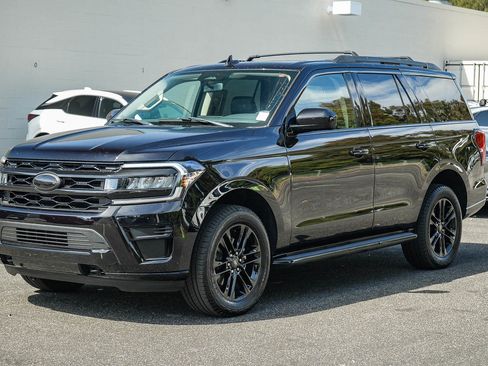 Used 2023 Ford Expedition XLT image 3