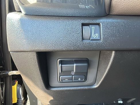 Used 2023 GMC Canyon Denali image 13