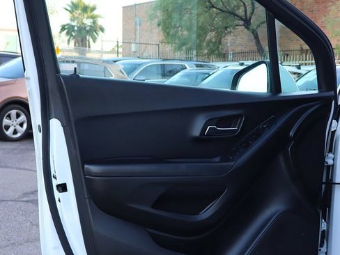Used 2020 Chevrolet Trax LS FWD image 36