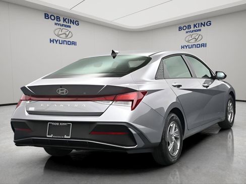 New 2026 Hyundai Elantra SE FWD image 18