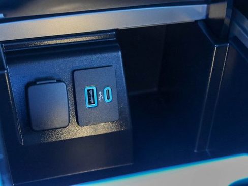 Used 2022 Ford Explorer XLT image 24