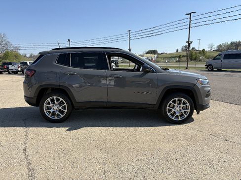 Used 2023 Jeep Compass Latitude w/ Sun and Sound Group AWD/4WD image 6