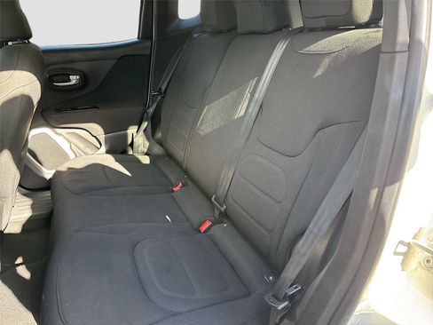 Used 2018 Jeep Renegade Latitude image 23