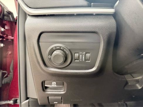 Used 2024 Jeep Grand Cherokee Laredo AWD/4WD image 28