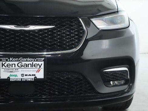 Used 2024 Chrysler Pacifica Touring-L FWD image 7