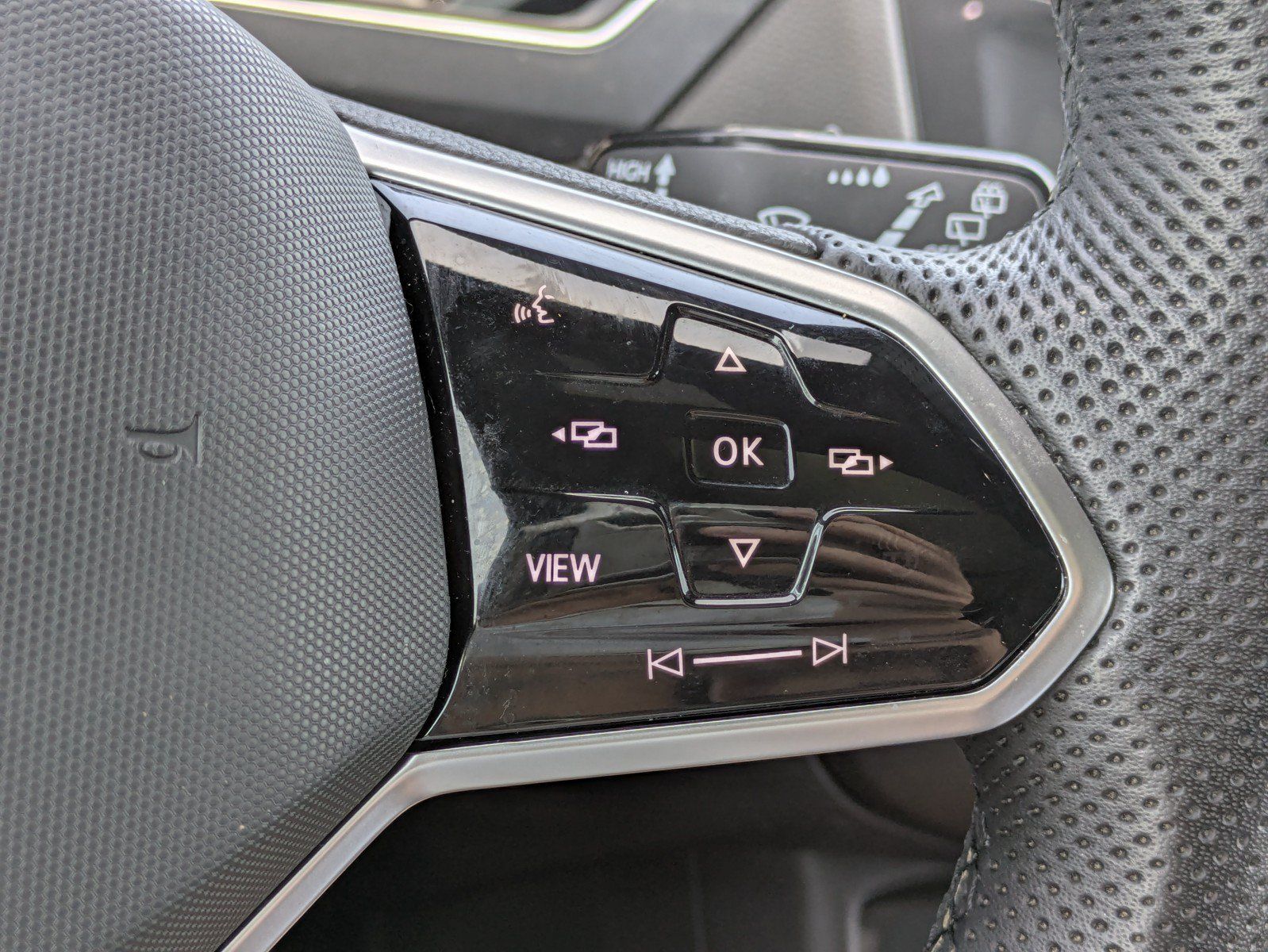 Used 2024 Volkswagen Tiguan SE R-Line FWD image 23