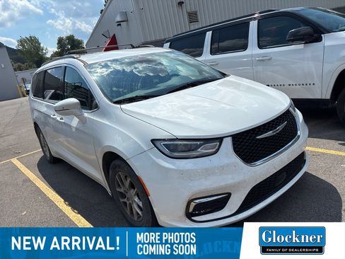 Used 2022 Chrysler Pacifica Touring-L FWD image 3