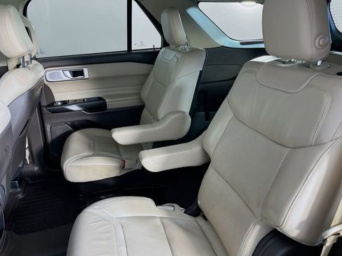 Used 2020 Ford Explorer Platinum w/ Premium Technology Package AWD/4WD image 32