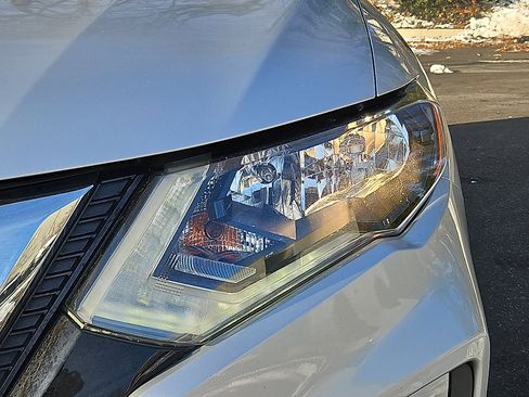 Certified 2019 Nissan Rogue SV image 9