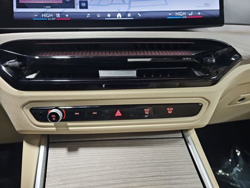 Certified 2025 BMW 330i Sedan w/ Premium Package image 21