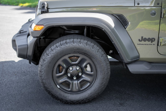 Used 2025 Jeep Wrangler Sport AWD/4WD image 9