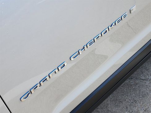 Used 2023 Jeep Grand Cherokee Base image 12