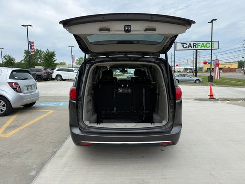 Used 2017 Chrysler Pacifica Touring-L Plus FWD image 13