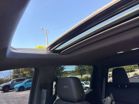 Used 2019 Chevrolet Silverado 1500 High Country w/ Technology Package AWD/4WD image 13