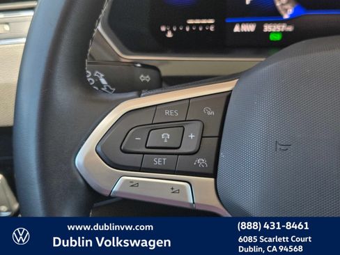 Used 2023 Volkswagen Tiguan SE w/ Panoramic Sunroof Package FWD image 22