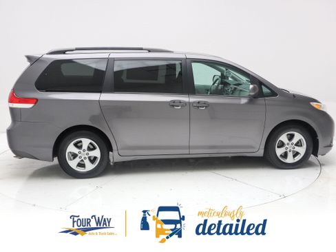 Used 2014 Toyota Sienna LE FWD image 2