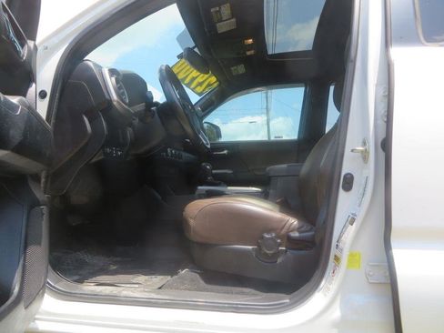 Used 2017 Toyota Tacoma Limited w/ Tow Package AWD/4WD image 11