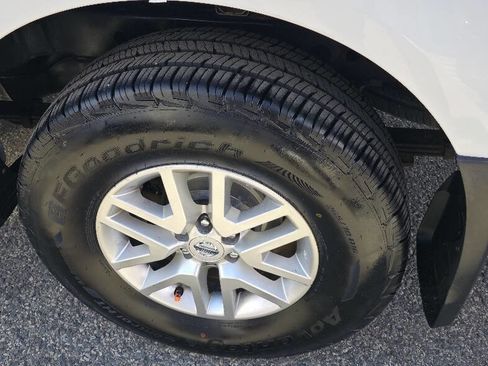 Used 2016 Nissan Frontier SV w/ SV Value Truck Package AWD/4WD image 9