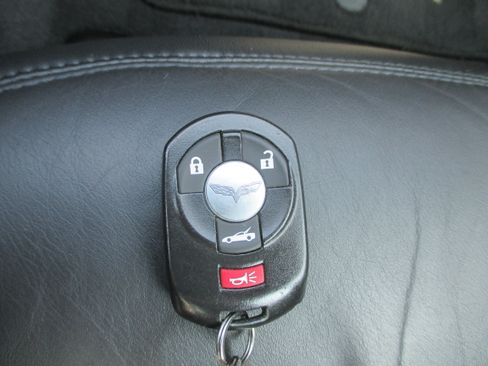 Used 2006 Chevrolet Corvette Coupe w/ Preferred Equipment Group RWD image 21