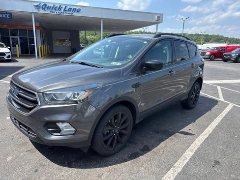 Used 2017 Ford Escape SE w/ Equipment Group 201A AWD/4WD image 1