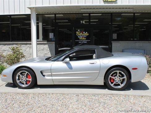 Used 2002 Chevrolet Corvette Coupe w/ Preferred Equipment Group2 RWD image 5