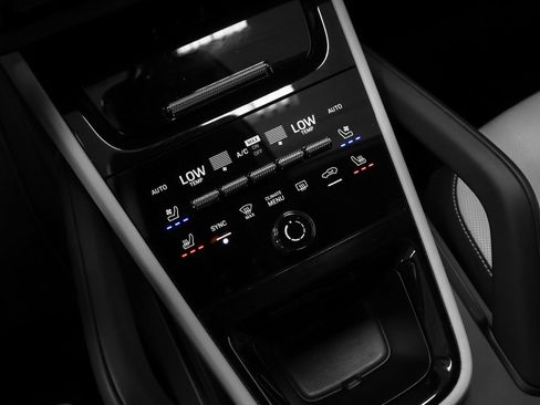 Certified 2024 Porsche Cayenne Coupe AWD/4WD image 35