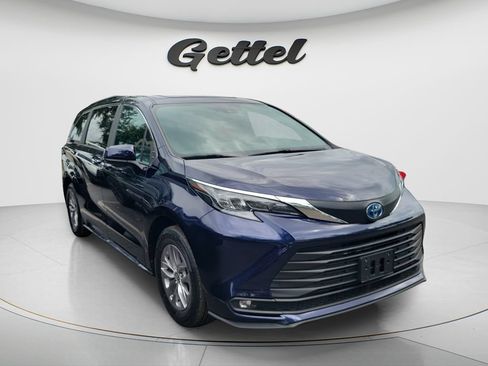 Used 2025 Toyota Sienna XLE FWD image 2
