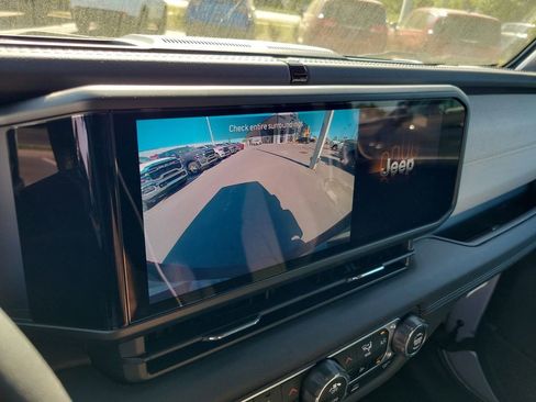 Used 2024 Jeep Wrangler Sahara image 21