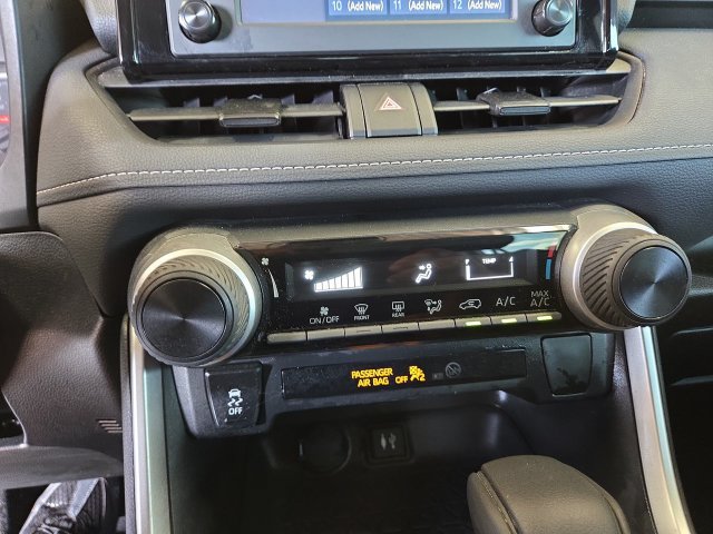 Used 2019 Toyota RAV4 LE FWD image 18