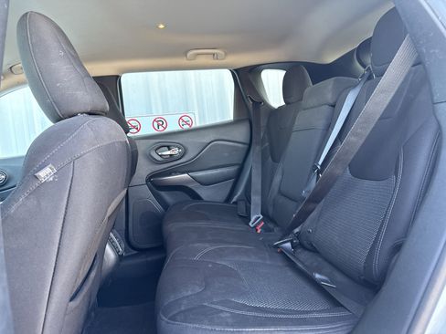 Used 2019 Jeep Cherokee Latitude w/ Popular Appearance Group image 17