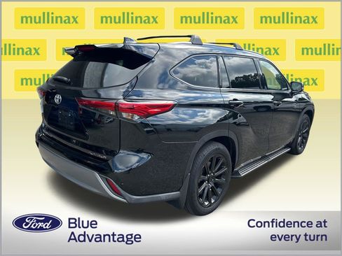 Used 2022 Toyota Highlander Platinum FWD image 2