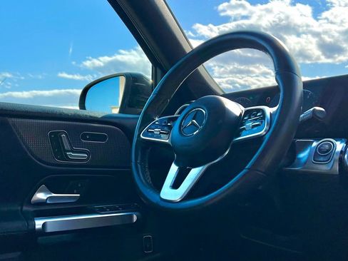 Used 2023 Mercedes-Benz GLB 250 4MATIC image 8