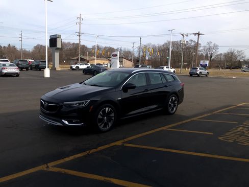 Used 2018 Buick Regal Essence w/ Driver Confidence Package #1 image 4