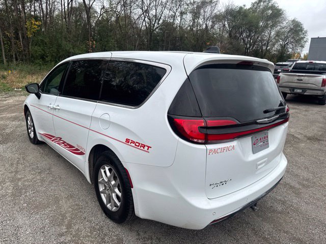 Used 2025 Chrysler Pacifica Select FWD image 7