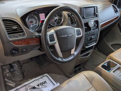 Used 2015 Chrysler Town & Country Touring image 2