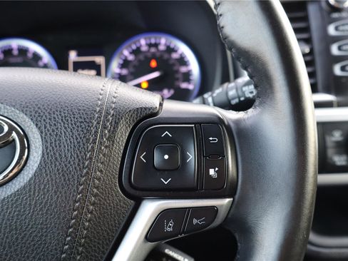 Used 2019 Toyota Highlander SE w/ Nightshade Edition image 17