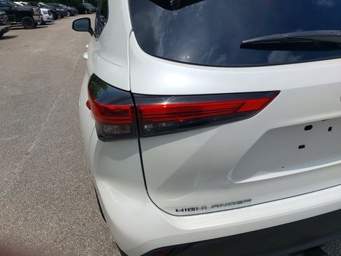 Used 2021 Toyota Highlander XLE FWD image 37
