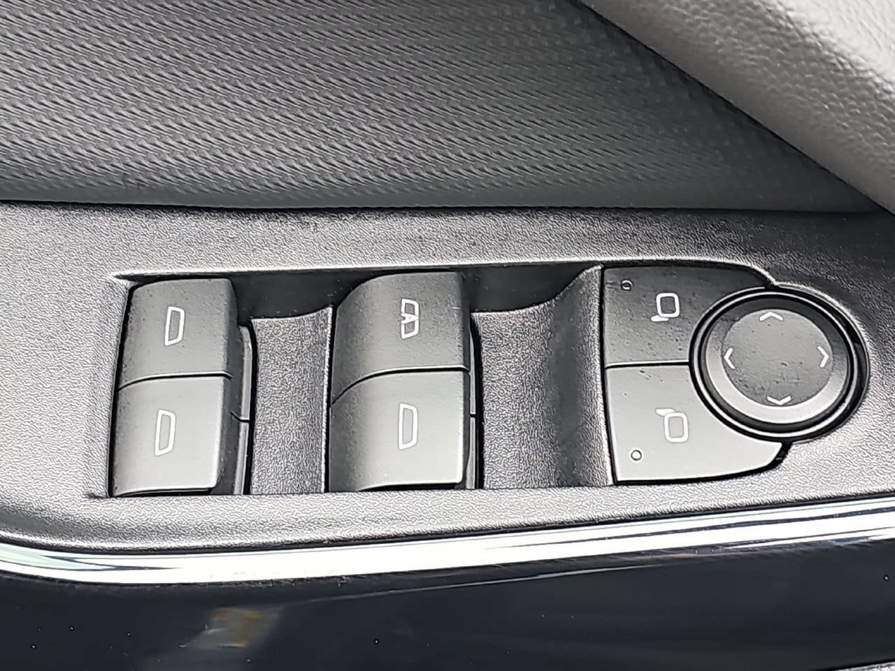Used 2025 Chevrolet Equinox LT FWD image 33