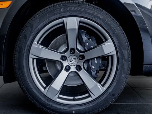Certified 2025 Porsche Macan image 9