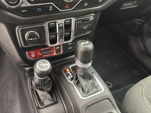 Used 2024 Jeep Wrangler Unlimited AWD/4WD image 19