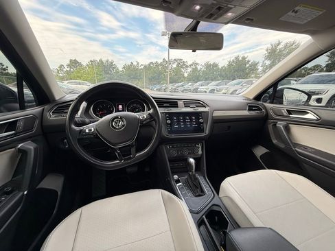 Used 2018 Volkswagen Tiguan SE w/ Panoramic Sunroof Package FWD image 16