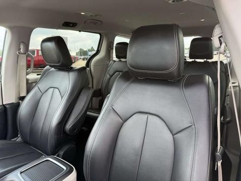 Used 2024 Chrysler Pacifica Touring-L FWD image 13