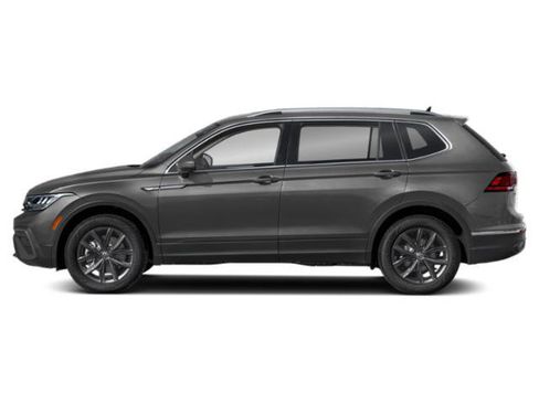 Used 2022 Volkswagen Tiguan SE w/ Panoramic Sunroof Package FWD image 3