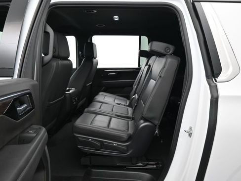 Used 2025 Chevrolet Suburban LT RWD image 35