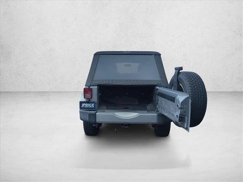 Used 2015 Jeep Wrangler Unlimited Sahara w/ Connectivity Group AWD/4WD image 6