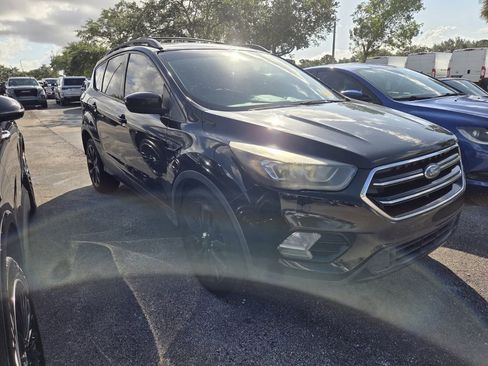 Used 2018 Ford Escape SE w/ SE Sport Appearance Package FWD image 2