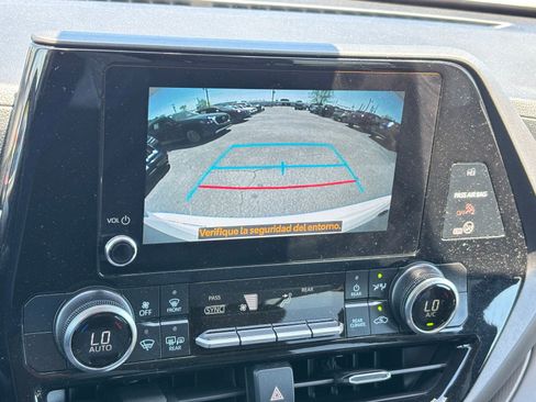 Used 2025 Toyota Highlander LE image 8