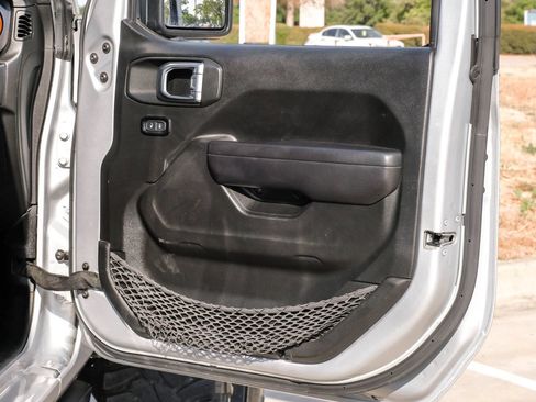 Used 2023 Jeep Gladiator Mojave AWD/4WD image 45